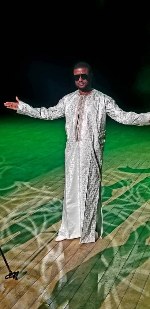 L'artiste Mauritanien Ousmane Gangué en mode shooting. L'artiste Mauritanien Ousmane Gangué en mode shooting.