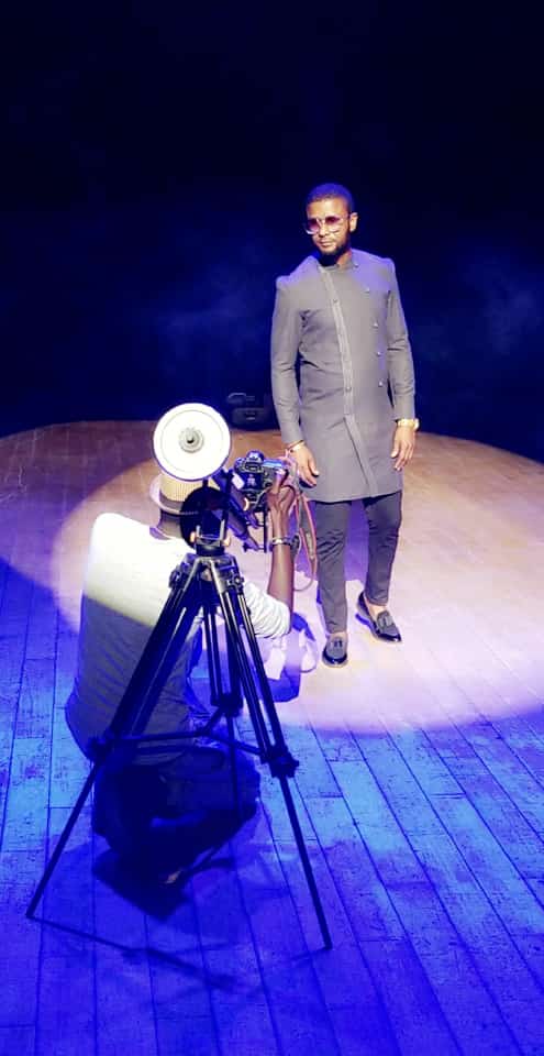 L'artiste Mauritanien Ousmane Gangué en mode shooting. L'artiste Mauritanien Ousmane Gangué en mode shooting.