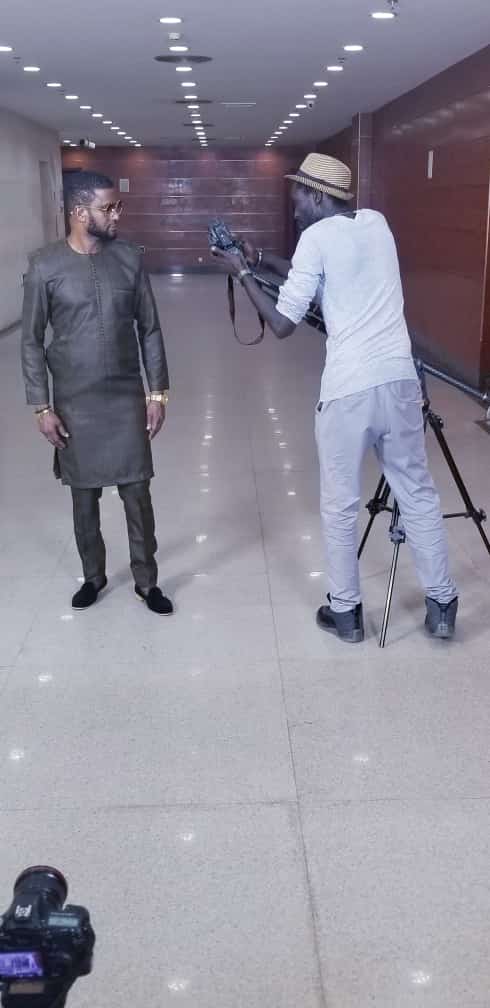 L'artiste Mauritanien Ousmane Gangué en mode shooting. L'artiste Mauritanien Ousmane Gangué en mode shooting.