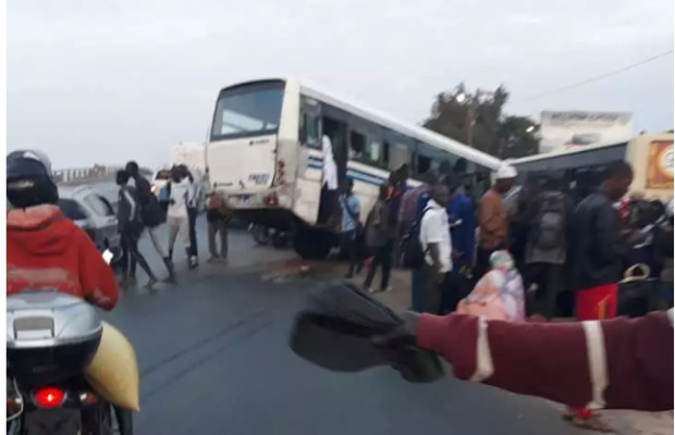 Accident Keur Massar: collision entre un bus DDD et TATA Accident Keur Massar: collision entre un bus DDD et TATA