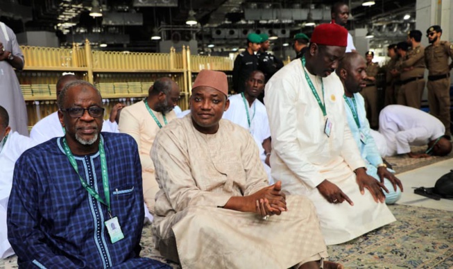 Oumra : Le Président Adama Barrow À La Mecque Oumra : Le Président Adama Barrow À La Mecque