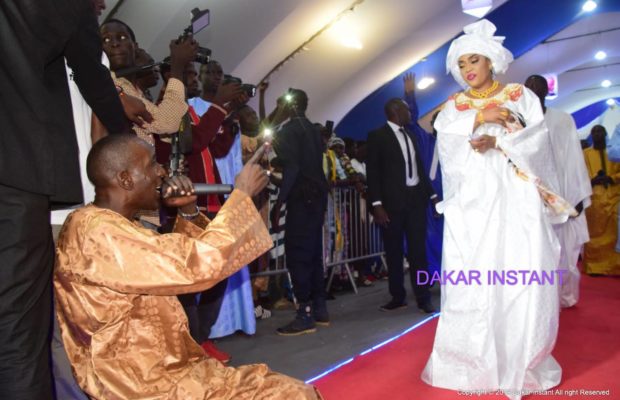 Vidéo : Alors qu’elle est en veuvage, regardez les pas de danse de Sokhna Aïda Diallo Thioune! Vidéo : Alors qu’elle est en veuvage, regardez les pas de danse de Sokhna Aïda Diallo Thioune!