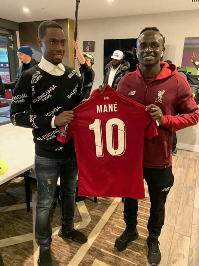LE DG DU GFM Birane NDOUR REÇOIT LE MAILLOT DÉDICASSÉ DE SADIO MANÉ