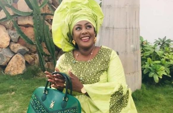 Khadija Keisha alias “Adja” rayonnante en tenue traditionnelle