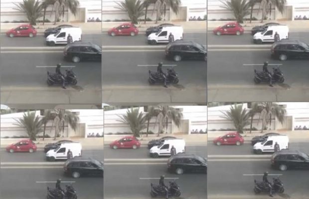 Regardez comment ces 2 voleurs en scooter ont cambriolé cette voiture à la « Graine d’or » Regardez comment ces 2 voleurs en scooter ont cambriolé cette voiture à la « Graine d’or »