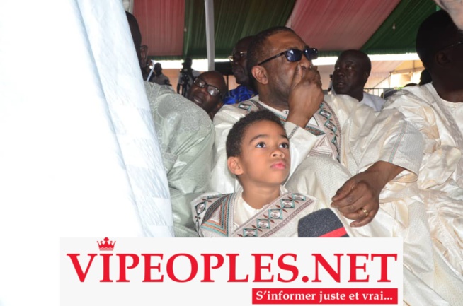 Le ministre conseiller Youssou Ndour et son fils Nelson Mandela à la priére de Korité à Massalikoul Djinane