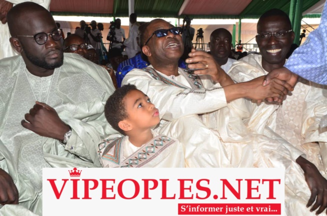 Le ministre conseiller Youssou Ndour et son fils Nelson Mandela à la priére de Korité à Massalikoul Djinane