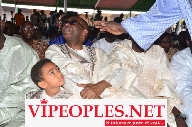 Le ministre conseiller Youssou Ndour et son fils Nelson Mandela à la priére de Korité à Massalikoul Djinane