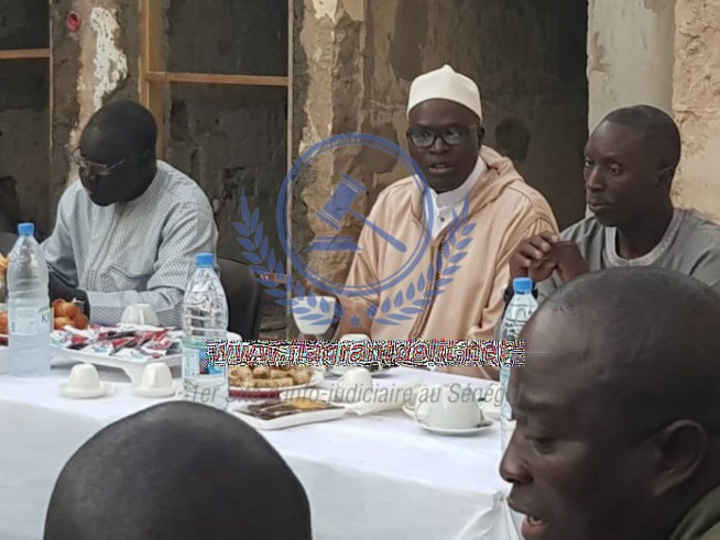 Khalifa Sall en plein "ndogou" Ã la prison de Rebeuss Khalifa Sall en plein "ndogou" Ã la prison de Rebeuss