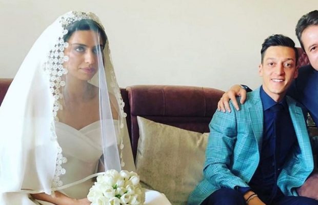 LE TRÈS BEAU GESTE D’ÖZIL POUR 1.000 ENFANTS MALADES, À L’OCCASION DE SON MARIAGE avec, Miss Turquie LE TRÈS BEAU GESTE D’ÖZIL POUR 1.000 ENFANTS MALADES, À L’OCCASION DE SON MARIAGE avec, Miss Turquie