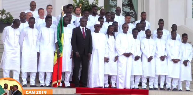 Macky Sall aux Lions : « Laissez-nous la Téranga ici et ramenez nous le trophée ! » Macky Sall aux Lions : « Laissez-nous la Téranga ici et ramenez nous le trophée ! »