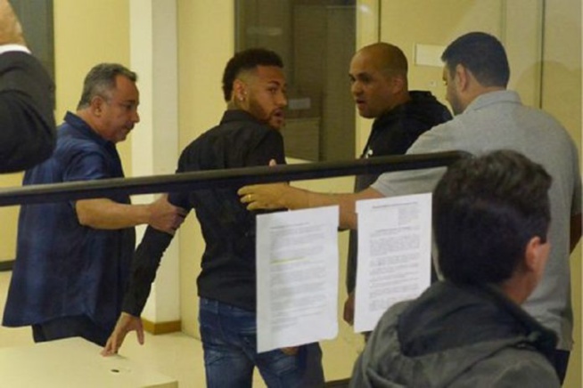 Accusation de viol: Neymar entendu par la police Accusation de viol: Neymar entendu par la police
