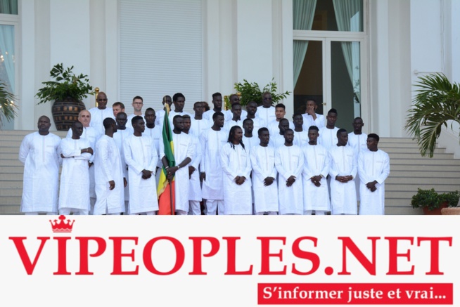  Les Lions sont arrivés au palais de la République, en boubou « Obasanjo » et brodés aux couleurs nationales