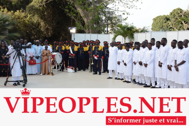  Les Lions sont arrivés au palais de la République, en boubou « Obasanjo » et brodés aux couleurs nationales