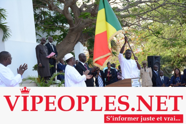  Les Lions sont arrivés au palais de la République, en boubou « Obasanjo » et brodés aux couleurs nationales