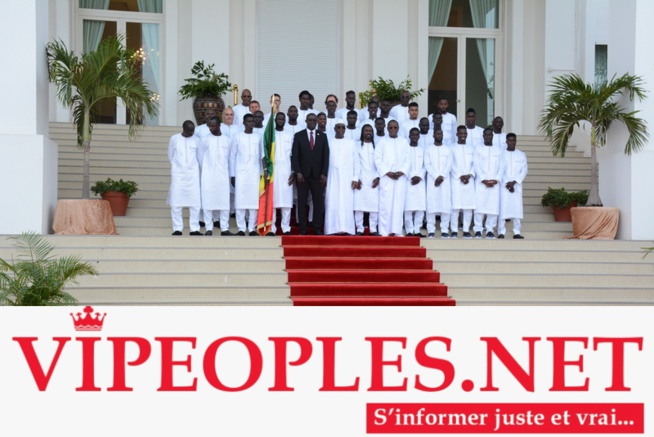  Les Lions sont arrivés au palais de la République, en boubou « Obasanjo » et brodés aux couleurs nationales