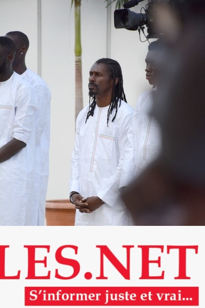  Les Lions sont arrivés au palais de la République, en boubou « Obasanjo » et brodés aux couleurs nationales