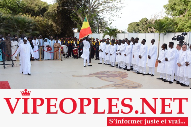  Les Lions sont arrivés au palais de la République, en boubou « Obasanjo » et brodés aux couleurs nationales