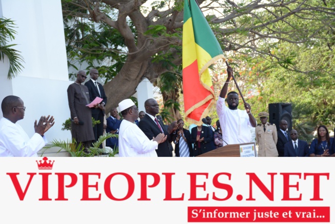  Les Lions sont arrivés au palais de la République, en boubou « Obasanjo » et brodés aux couleurs nationales