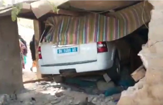 Un conducteur ivre tue 3 personnes et blesse 2 autres, Voici la vidéo de la voiture qui a fini sa course dans une maison Un conducteur ivre tue 3 personnes et blesse 2 autres, Voici la vidéo de la voiture qui a fini sa course dans une maison