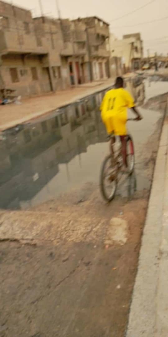 SOS: Dans une rue de Pikine à Saint-Louis, les eaux usées dictent leur loi SOS: Dans une rue de Pikine à Saint-Louis, les eaux usées dictent leur loi
