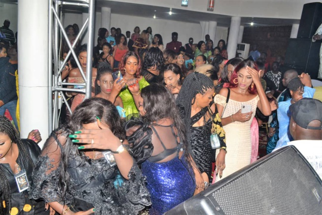 MAURITANIE SPÉCIAL KORITE: Momo Dieng crée l'embouteillage regardez ça. MAURITANIE SPÉCIAL KORITE: Momo Dieng crée l'embouteillage regardez ça.