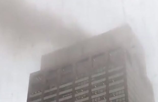 New York: un mort dans le crash d’un hélicoptère sur le toit d’un immeuble de Manhattan New York: un mort dans le crash d’un hélicoptère sur le toit d’un immeuble de Manhattan