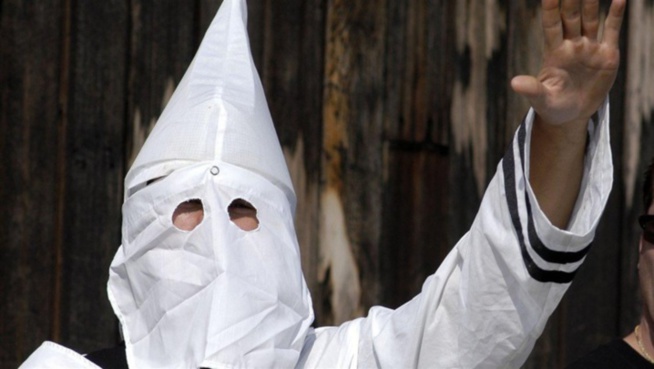 2 Allemands, membres du KKK battent un Sénégalais qui finit en soins intensifs