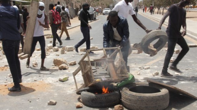 Dernière minute : la Corniche Ouest bloquée par les étudiants Dernière minute : la Corniche Ouest bloquée par les étudiants
