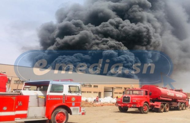 VIDÉO-PHOTOS : VIOLENT INCENDIE À L’USINE TWINSWELL DE KEUR NDIAYE LÔ