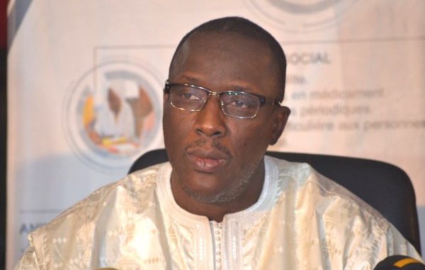Malade, Le ministre de l’Enseignement supérieur, Cheikh Oumar Hann évacué en France… Malade, Le ministre de l’Enseignement supérieur, Cheikh Oumar Hann évacué en France…