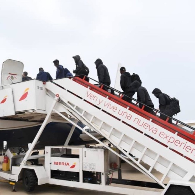 Les Lions quittent Alicante, pour leur camp de base en Egypte.‬