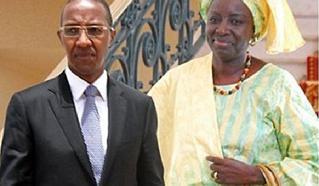 Les jeunes d’Abdoul Mbaye insultent copieusement Mimi Touré Les jeunes d’Abdoul Mbaye insultent copieusement Mimi Touré