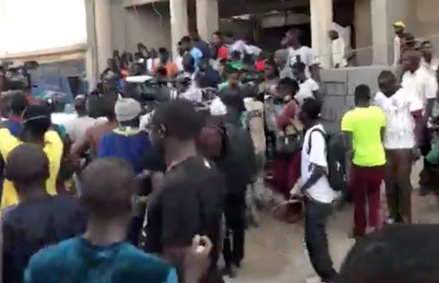 VIDEO. Urgent ! Place de la nation : Les forces de l’ordre et Y’EN A MARRE s’affrontent VIDEO. Urgent ! Place de la nation : Les forces de l’ordre et Y’EN A MARRE s’affrontent