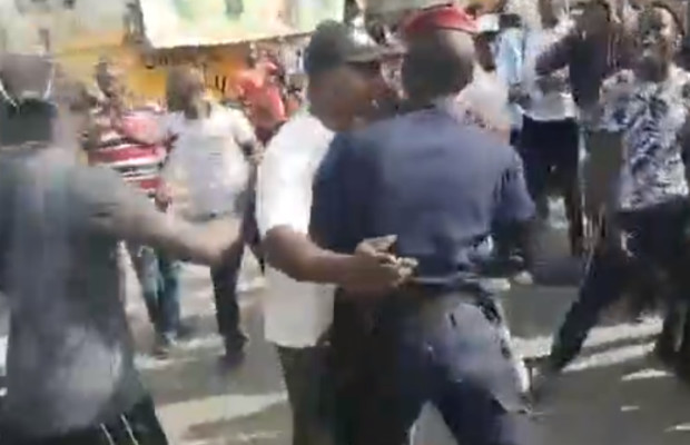 Le policier sort son pistolet et braque le convoi de Sonko