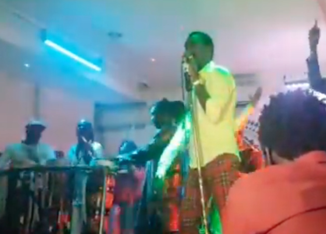 Soirée explosive de Waly Seck au Baramundi ce samedi les Almadies refusent du monde.