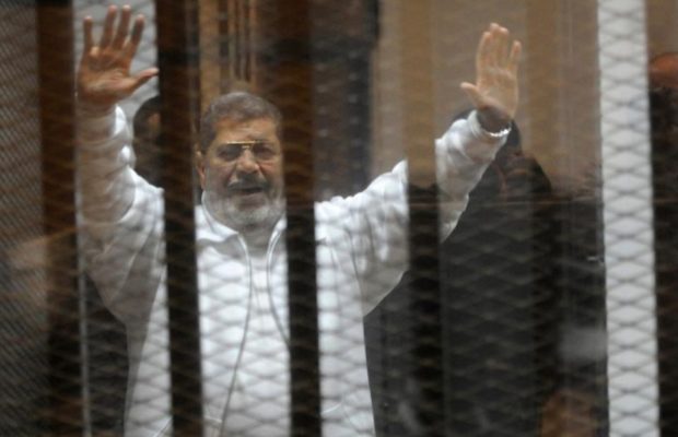 L’ancien président égyptien Mohamed Morsi meurt pendant une comparution au tribunal L’ancien président égyptien Mohamed Morsi meurt pendant une comparution au tribunal