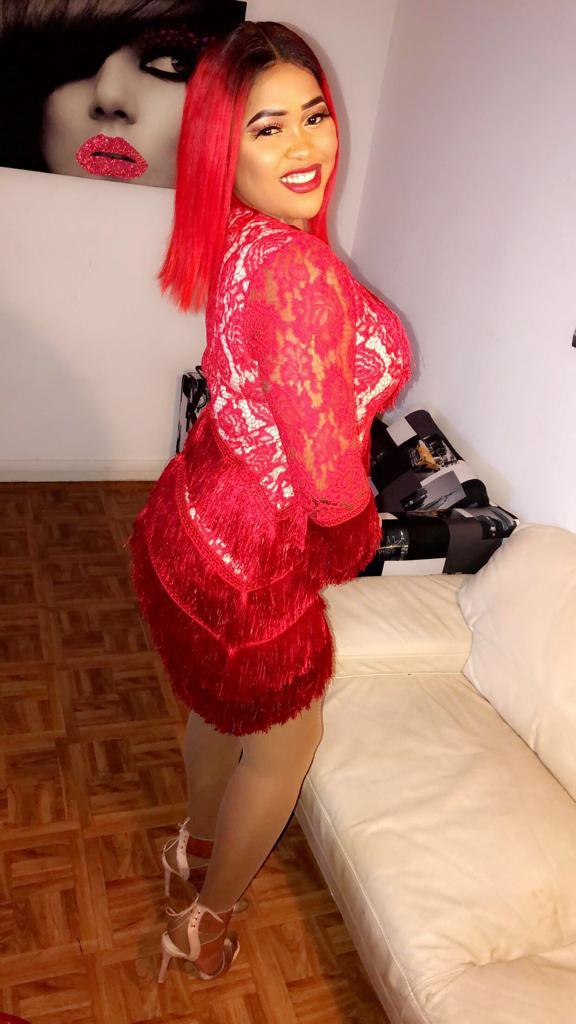 VIDEO: Le rouge danger ultra sexy de Guigui séduit le public du TITAN à Paris