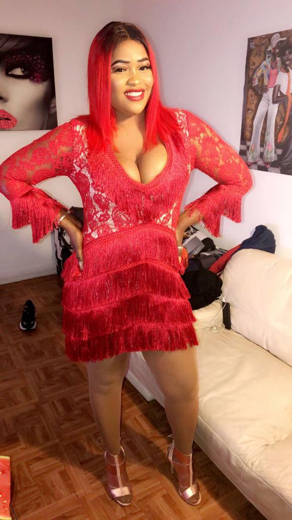 VIDEO: Le rouge danger ultra sexy de Guigui séduit le public du TITAN à Paris