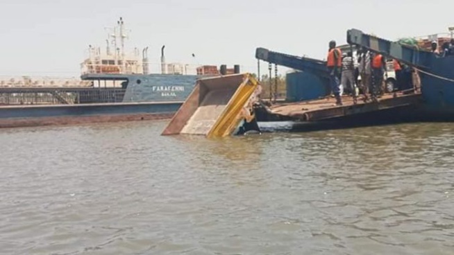 Bac de Farafenni :un Camion dérape et termine sa course dans l’eau Bac de Farafenni :un Camion dérape et termine sa course dans l’eau