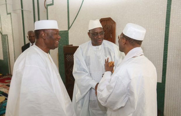 Le Président Macky Sall a effectué la prière du vendredi en compagnie de son homologue Alassane Ouatara à la grande mosquée Riviera d’Abidjan.