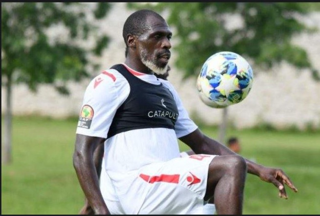 Joash Onyango (Barbe Blanche) , 27 ans et défenseur de l'équipe du KENYA