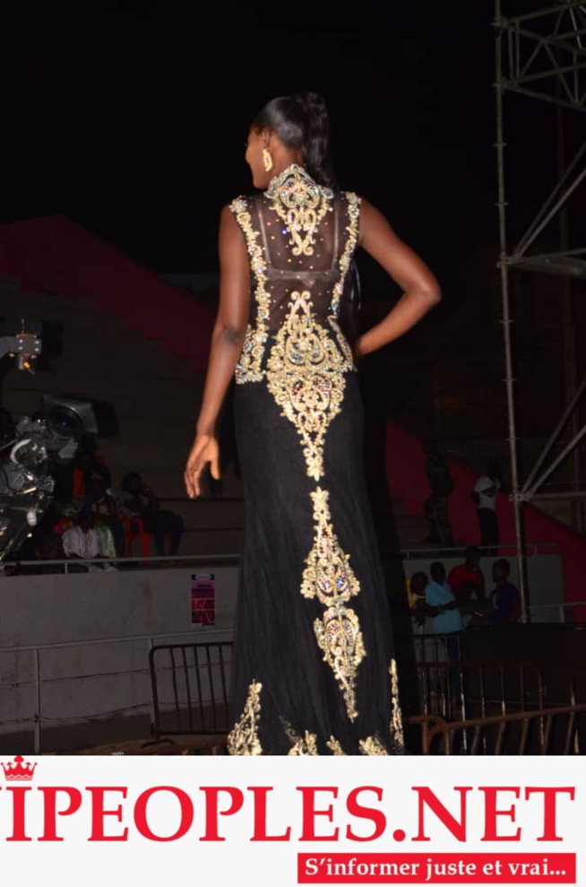 Katy Ly remporte la couronne Miss Labado 2019 devant les 19 participantes au stade Marius Ndiaye avec Waly Seck Katy Ly remporte la couronne Miss Labado 2019 devant les 19 participantes au stade Marius Ndiaye avec Waly Seck