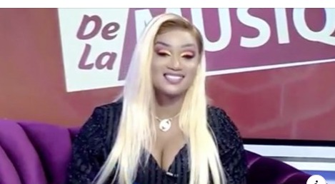 Le retour flamboyant d’Adja Astou à la télévision, elle illumine