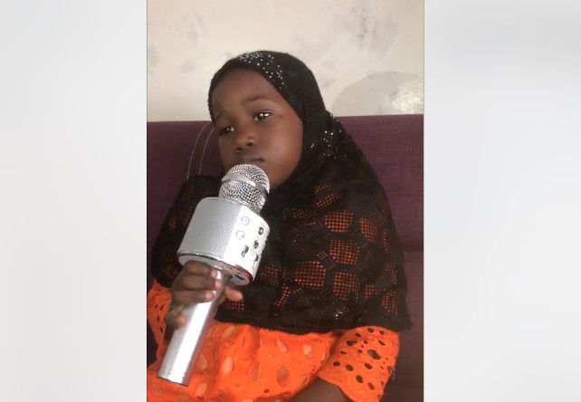 Cette magnifique jeune fille chante le Prophète (PSL) faites écouter a vos enfants Cette magnifique jeune fille chante le Prophète (PSL) faites écouter a vos enfants
