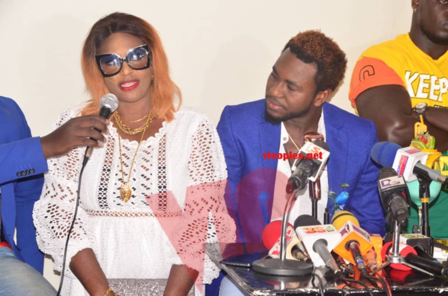 Vidéo émouvant: Les Chaudes larmes de Mandiaye Seck dans les bras de sa mère face à la presse pour la sortie de son album; Vidéo émouvant: Les Chaudes larmes de Mandiaye Seck dans les bras de sa mère face à la presse pour la sortie de son album;