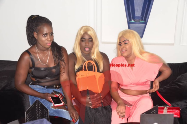 Vidéo émouvant: Les Chaudes larmes de Mandiaye Seck dans les bras de sa mère face à la presse pour la sortie de son album; Vidéo émouvant: Les Chaudes larmes de Mandiaye Seck dans les bras de sa mère face à la presse pour la sortie de son album;