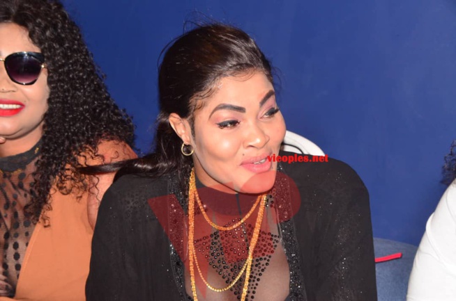 Vidéo émouvant: Les Chaudes larmes de Mandiaye Seck dans les bras de sa mère face à la presse pour la sortie de son album; Vidéo émouvant: Les Chaudes larmes de Mandiaye Seck dans les bras de sa mère face à la presse pour la sortie de son album;