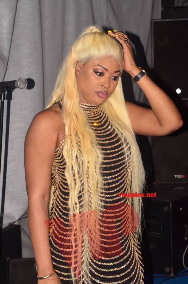 ADMIREZ, le new look blonde, fashion et stylé de TITI la lionne en live au Saraba.