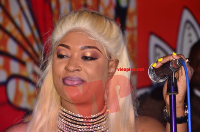 ADMIREZ, le new look blonde, fashion et stylé de TITI la lionne en live au Saraba.